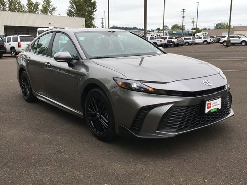 Used 2025 Toyota Camry SE AWD/4WD image 10