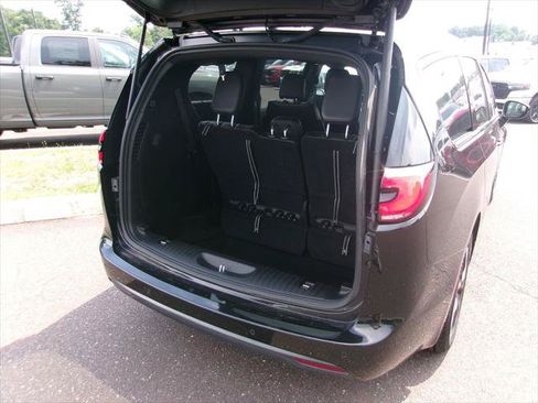 Certified 2025 Chrysler Pacifica Limited FWD image 17