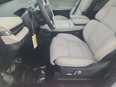 New 2026 Lincoln Navigator Reserve AWD/4WD image 13
