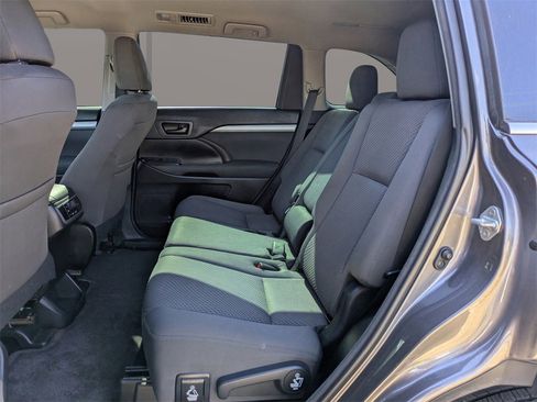 Used 2018 Toyota Highlander LE image 13