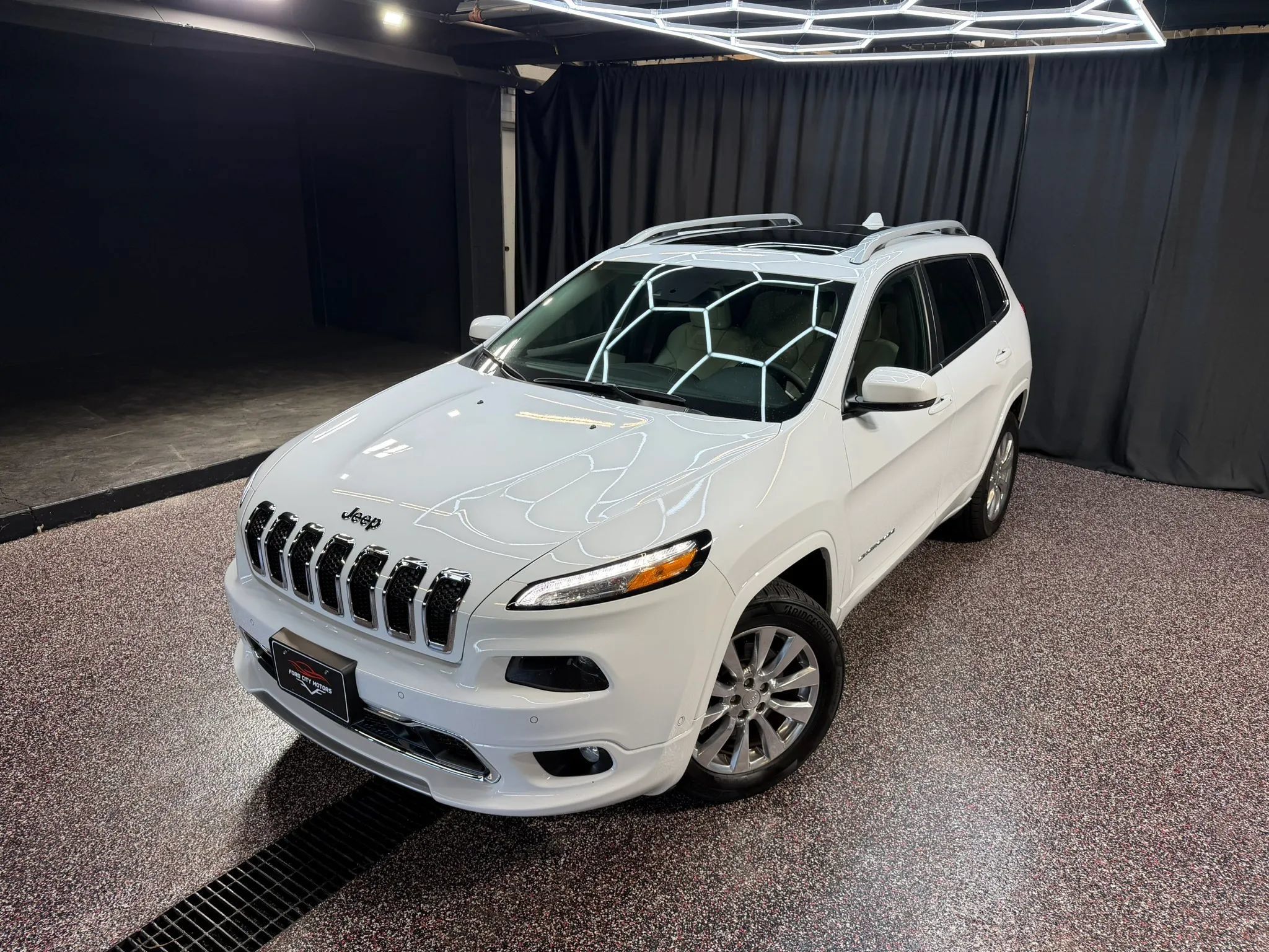 Used 2017 Jeep Cherokee Overland w/ Technology Group AWD/4WD image 2
