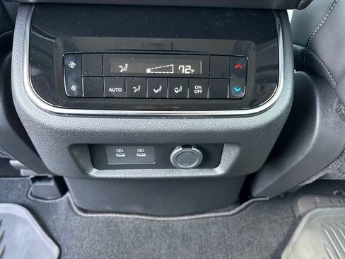 Used 2025 Nissan Armada SV image 12