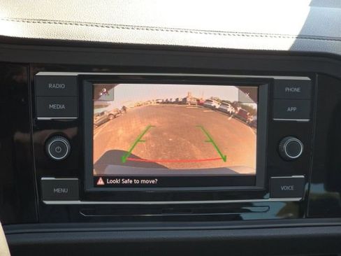 Used 2022 Volkswagen Jetta SE image 12