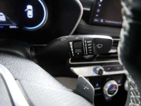 Used 2023 Genesis G70 2.0T image 32