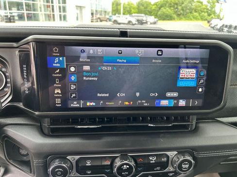 Used 2025 Jeep Gladiator Mojave AWD/4WD image 22