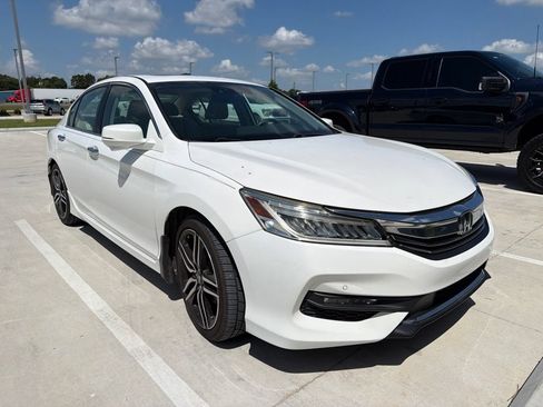 Used 2017 Honda Accord Touring image 3