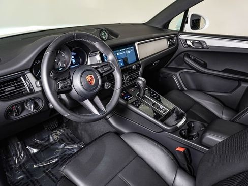 Certified 2026 Porsche Macan AWD/4WD image 4