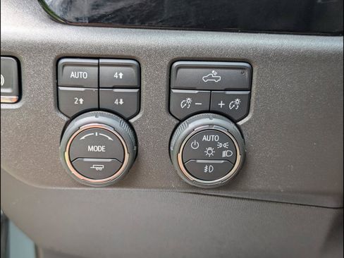 Used 2025 Chevrolet Silverado 1500 LT Trail Boss w/ Convenience Package II AWD/4WD image 16