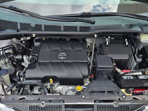 Used 2013 Toyota Sienna XLE FWD image 60