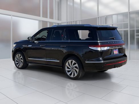 Used 2023 Lincoln Navigator Reserve image 4