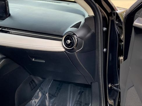 Certified 2020 Toyota Yaris LE image 18