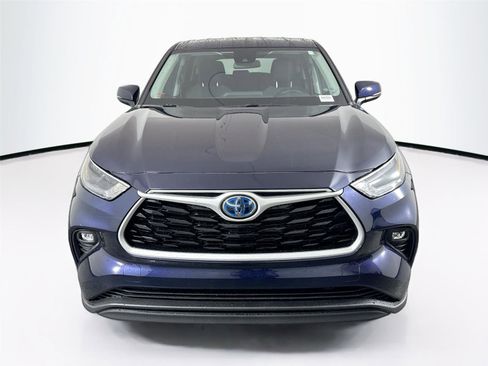 Used 2022 Toyota Highlander LE FWD image 6