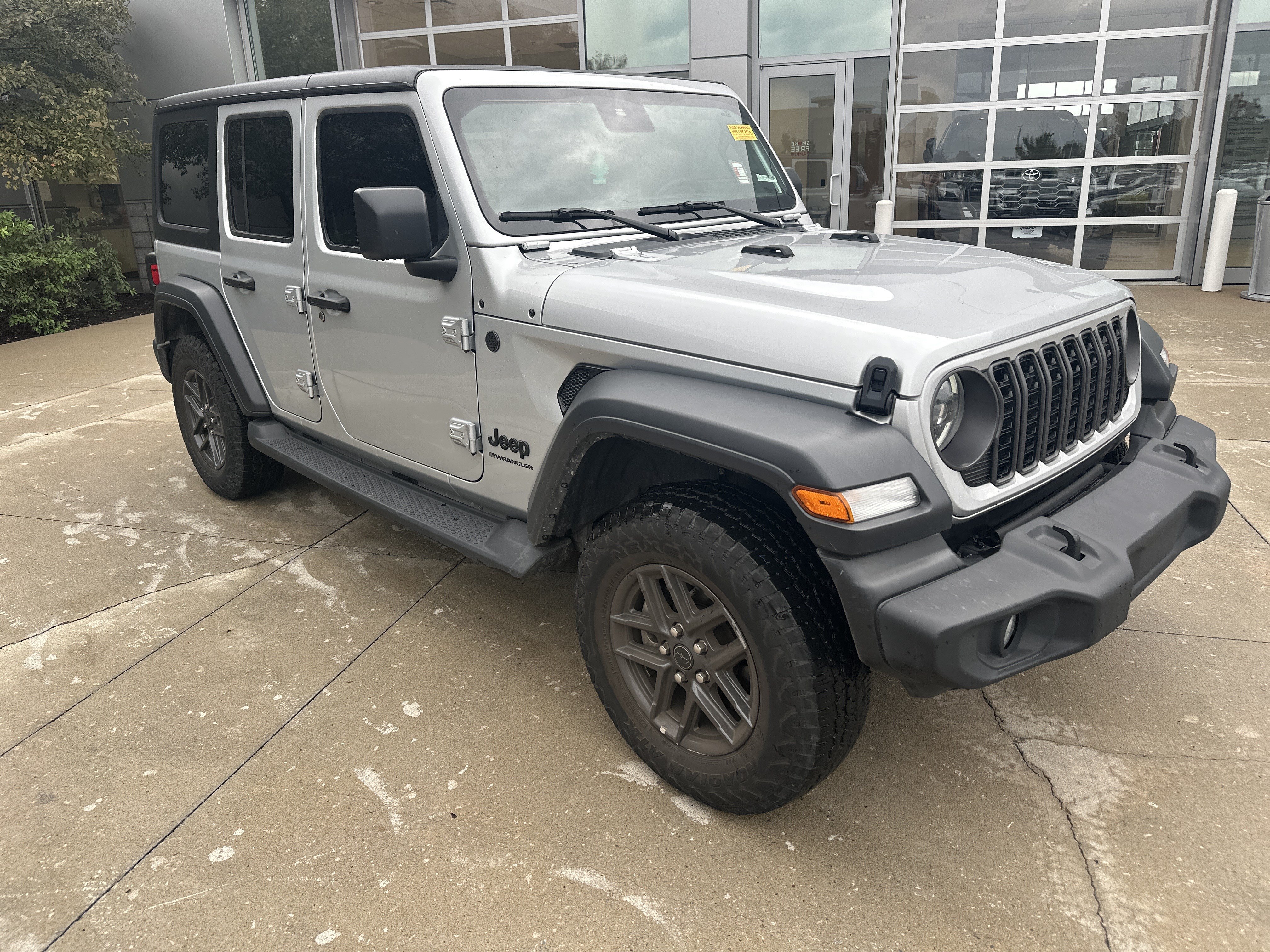 Used 2024 Jeep Wrangler Unlimited Sport AWD/4WD image 10