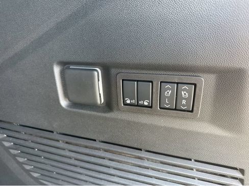 Certified 2025 Chevrolet Tahoe High Country AWD/4WD image 32