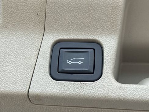 Used 2019 GMC Acadia Denali w/ Technology Package FWD image 18