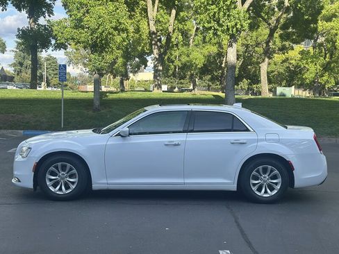 Used 2016 Chrysler 300 Limited RWD image 4