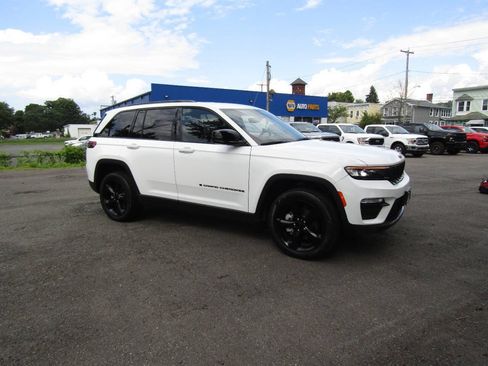 Used 2023 Jeep Grand Cherokee Limited w/ Black Appearance Package AWD/4WD image 38