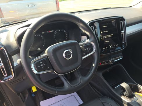 Used 2022 Volvo XC40 T4 Momentum FWD image 10