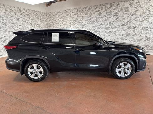 Used 2021 Toyota Highlander LE image 8