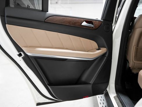 Used 2014 Mercedes-Benz GL 550 4MATIC image 36