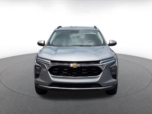 Used 2025 Chevrolet Trax LT w/ LT Convenience Package FWD image 4