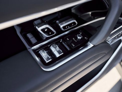 Used 2025 Land Rover Range Rover Long Wheelbase Autobiography image 30