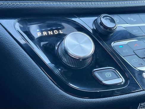 Used 2023 Chrysler Pacifica Touring FWD image 16