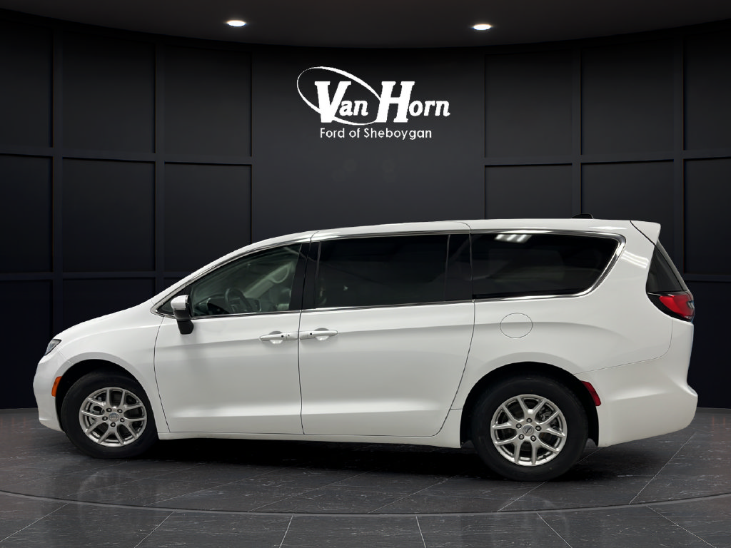 Used 2023 Chrysler Pacifica Touring-L FWD image 4