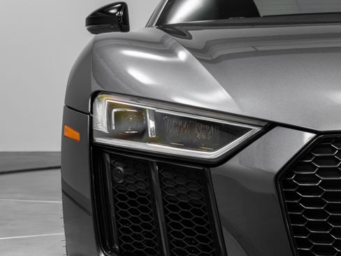 Used 2018 Audi R8 V10 w/ Premium Package image 37