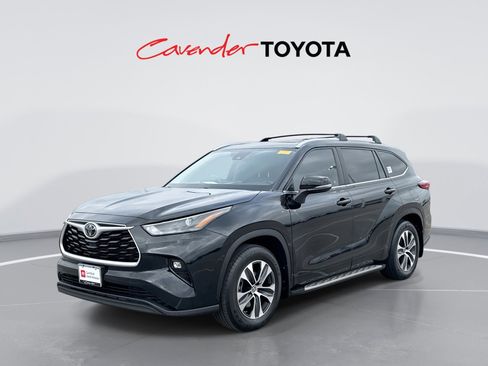 Used 2023 Toyota Highlander XLE image 1