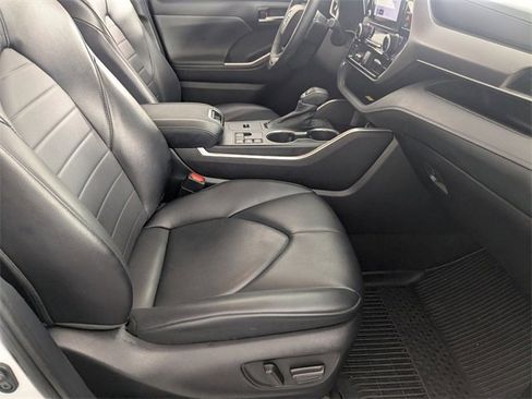 Used 2023 Toyota Highlander XLE image 34