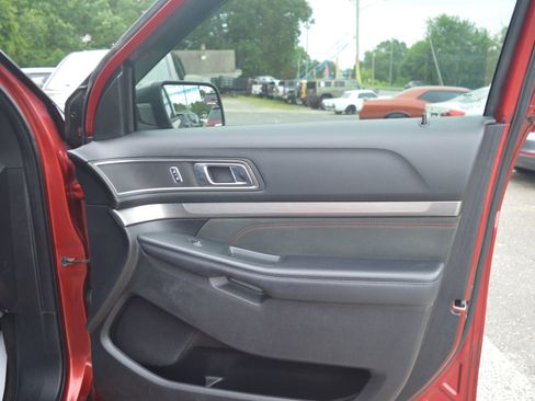 Used 2018 Ford Explorer XLT w/ Equipment Group 202A FWD image 31