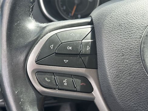 Used 2019 Jeep Cherokee Latitude Plus AWD/4WD image 23