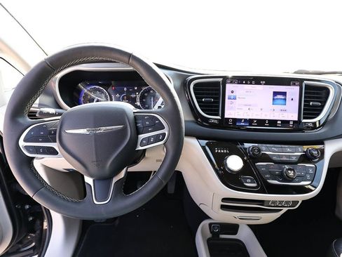 Used 2024 Chrysler Pacifica Touring-L FWD image 13