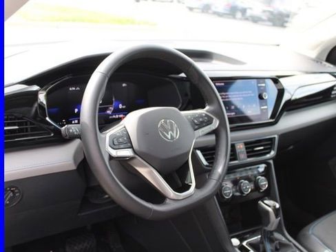 Used 2024 Volkswagen Taos SE AWD/4WD image 17