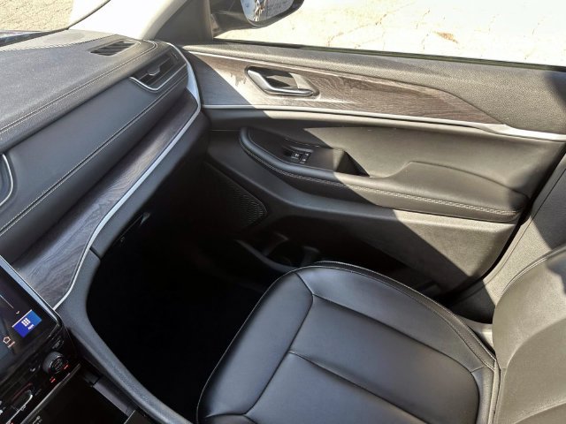 Used 2023 Jeep Grand Cherokee L Limited AWD/4WD image 28