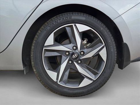 Used 2022 Hyundai Elantra SEL w/ Convenience + Premium Package FWD image 6