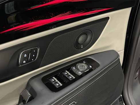 Used 2025 Lincoln Nautilus Premier w/ Equipment Group 102A image 12