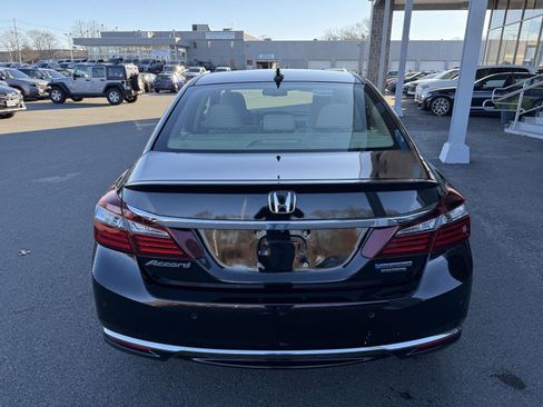 Used 2017 Honda Accord Touring image 4