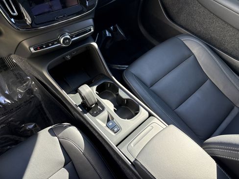 Used 2025 Volvo XC40 B5 Core image 26