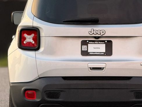Used 2020 Jeep Renegade Latitude FWD image 13
