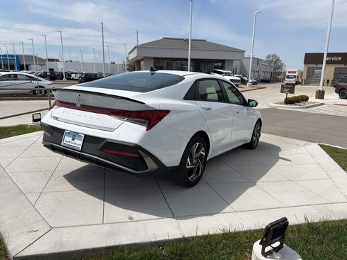 New 2025 Hyundai Elantra SEL FWD image 5