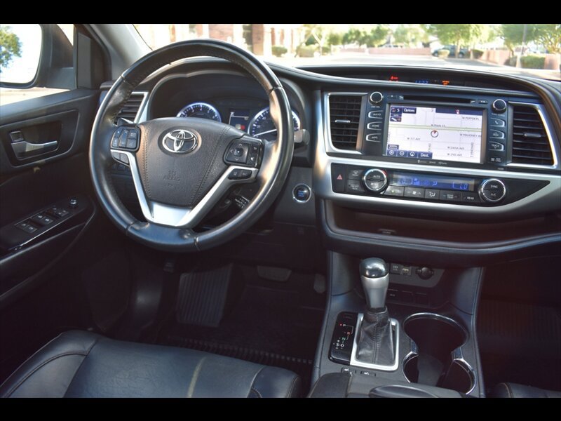 Used 2019 Toyota Highlander XLE FWD image 34