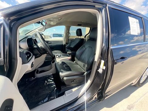 Used 2022 Chrysler Pacifica Touring-L FWD image 14