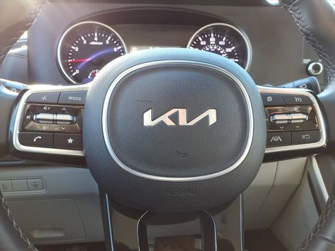 Used 2024 Kia Carnival LX image 25