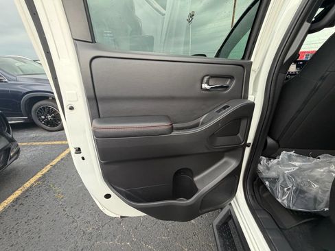 Used 2025 Nissan Frontier PRO-4X AWD/4WD image 12