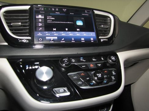 Used 2023 Chrysler Pacifica Touring-L image 7