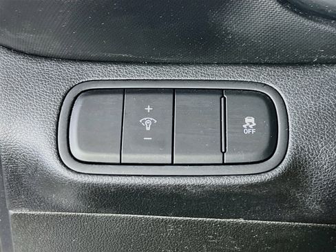 Used 2023 Hyundai Venue Limited FWD image 10