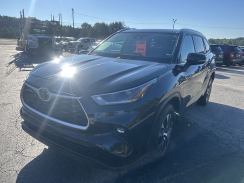 Used 2021 Toyota Highlander XLE FWD image 3