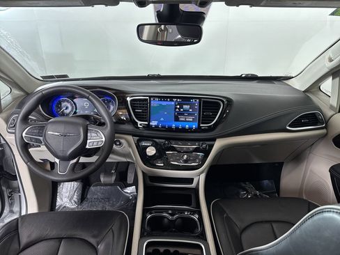 Used 2024 Chrysler Pacifica Limited image 3
